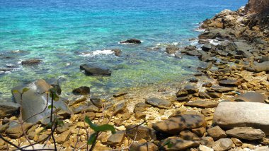 Doğal tema üzerine dekorasyon için renkli deniz suyu arka planına sahip Stone resif plajı..