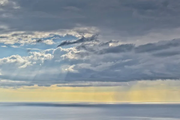 Sol Brilla Través Nubes Lluvia Sobre Horizonte Marino Tasmania —  Fotos de Stock