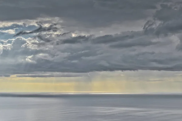 Sol Brilla Través Nubes Lluvia Sobre Horizonte Marino Tasmania —  Fotos de Stock