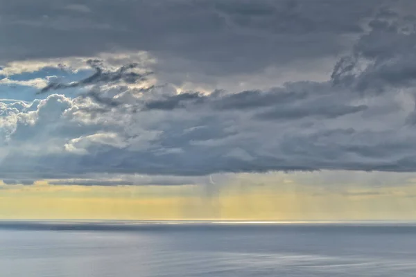 Sol Brilha Através Nuvens Chuva Sobre Horizonte Mar Tasman — Fotografia de Stock