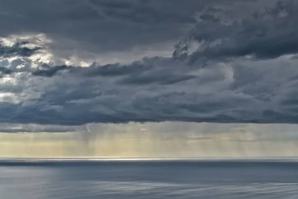 Słońce Świeci Przez Chmury Deszczowe Nad Horyzontem Morza Tasman — Zdjęcie stockowe