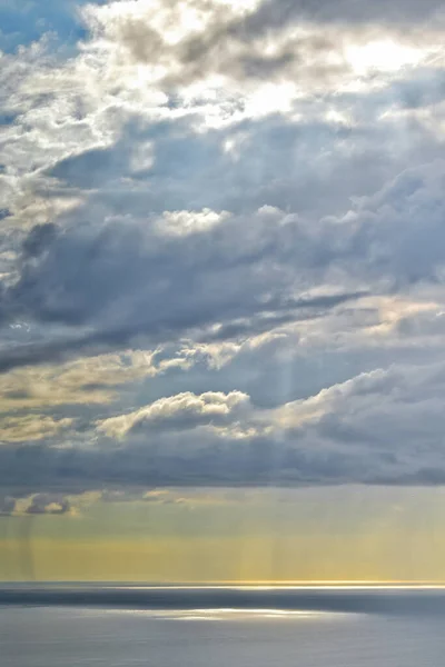Sonne Scheint Durch Regenwolken Über Dem Tasmanischen Meereshorizont — Stockfoto