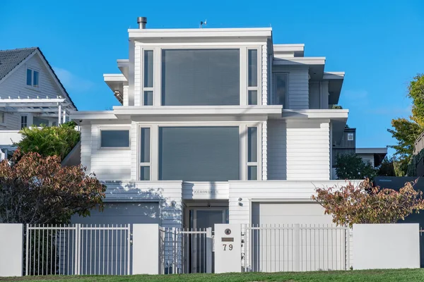 Auckland / Yeni Zelanda - 30 Mayıs 2020: Bucklands Sahilindeki beyaz rıhtım evi