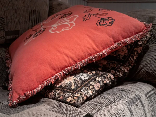 灰色沙发上的红色枕头视图 — 图库照片