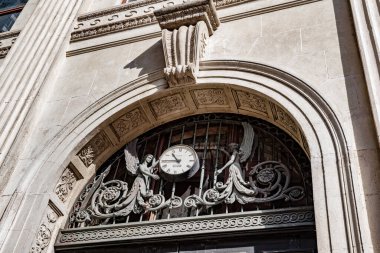 Auckland / Yeni Zelanda - 24 Ağustos 2019: Shortland Streen binasındaki Küçük Johns Wellington saatinin görüntüsü