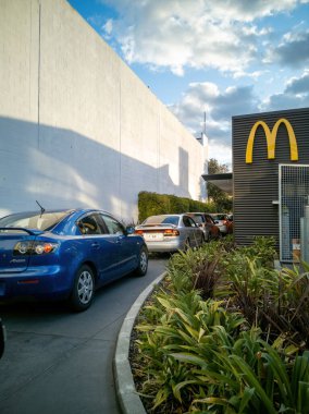 Auckland / Yeni Zelanda - 21 Mayıs 2020: McDonald 's' daki arabaların görüntüsü