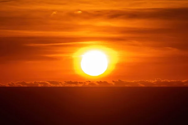 Воздушный Обзор Солнечного Диска Заката Сияющего Сквозь Слоистые Облака Над — стоковое фото