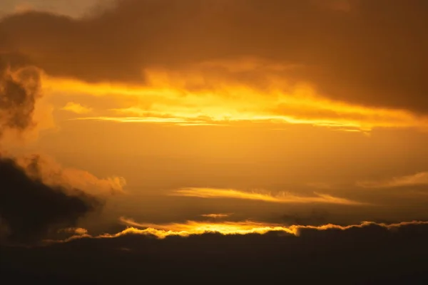Letecký Pohled Mezeru Tmavých Mracích Osvětlených Západem Slunce — Stock fotografie