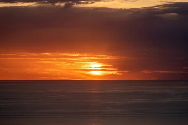 Воздушный Обзор Искаженного Солнечного Диска Закате Слоистыми Облаками Над Горизонтом — стоковое фото
