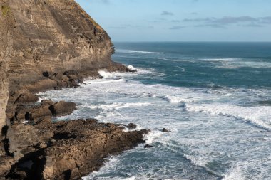 Piha sahilinin güneyindeki kayalıkların manzarası.