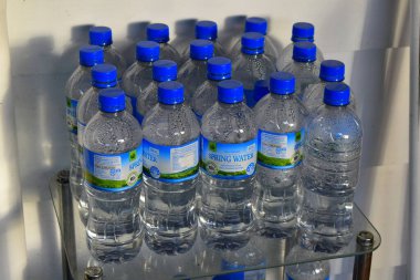 Auckland / Yeni Zelanda - 12 Haziran 2020: Yarısı boş şeffaf plastik kaynak suyu şişelerinin görüntüsü