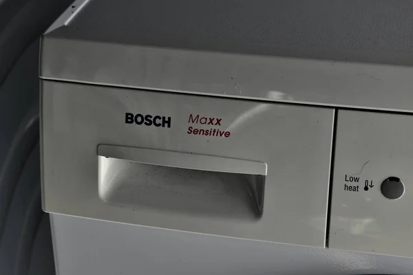 Auckland / Yeni Zelanda - 12 Haziran 2020: Bosch çamaşır makinesinin deterjan çekmecesinin görüntüsü