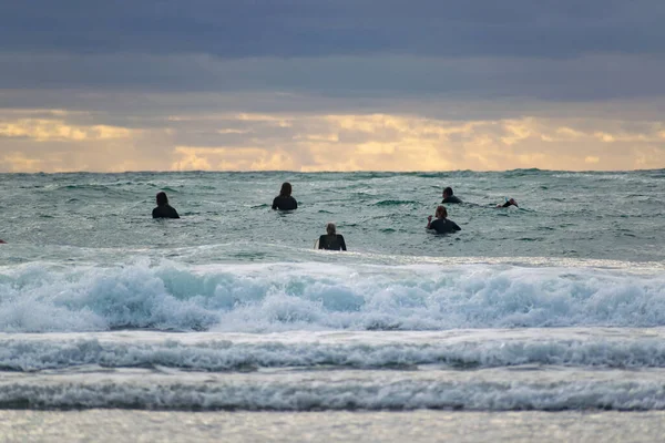 Auckland Nova Zelândia Fevereiro 2020 Vista Cinco Surfistas Praia Piha — Fotografia de Stock