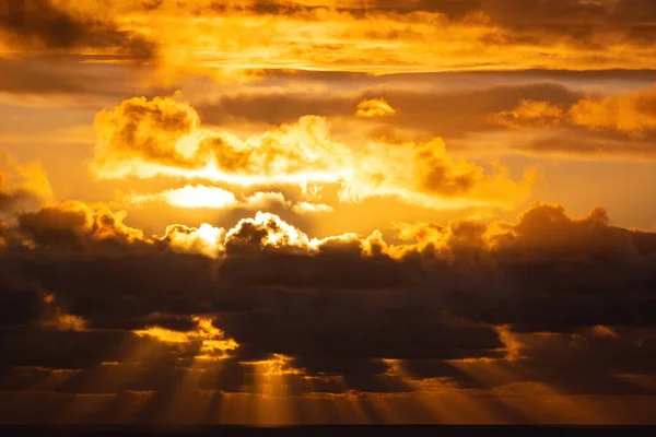 Letecký Pohled Večerní Slunce Skrývající Skupinou Tmavých Mraků — Stock fotografie