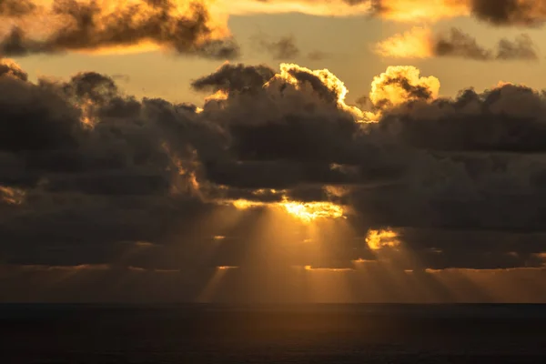 Widok Powietrza Wieczorne Słońce Chowające Się Grupą Ciemnych Chmur — Zdjęcie stockowe
