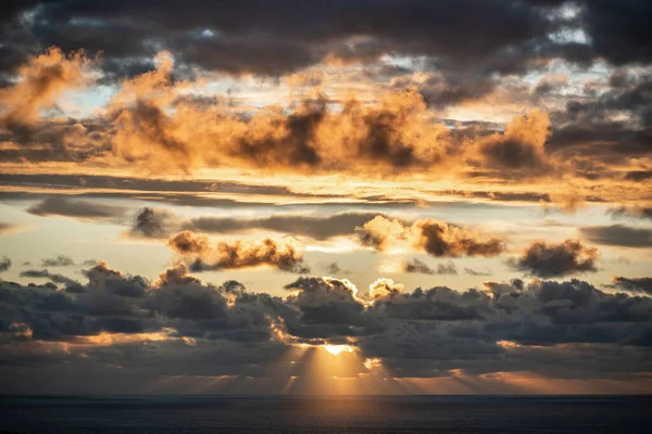 Vista Aérea Del Sol Noche Escondido Detrás Grupo Nubes Oscuras —  Fotos de Stock