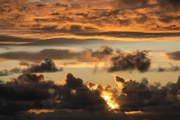 Воздушный Вид Вечернего Солнца Скрывающегося Группой Темных Облаков — стоковое фото