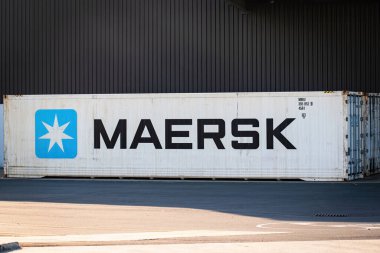 Auckland / Yeni Zelanda - 28 Şubat 2020: Arka planda depo duvarı olan sanayi bölgesinde 12 metrelik beyaz Maersk konteynırının görüntüsü