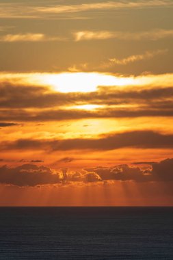 Tazman deniz ufkunun üzerinde gri akşam bulutlarının hava görüntüsü
