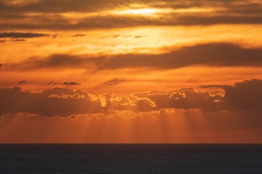 Tazman deniz ufkunun üzerinde gri akşam bulutlarının hava görüntüsü