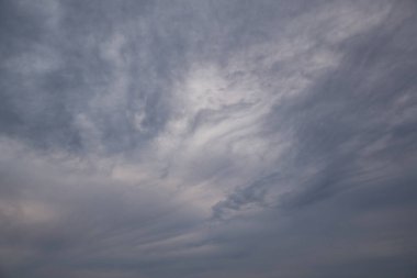 Tazman deniz ufkunun üzerinde gri akşam bulutlarının hava görüntüsü