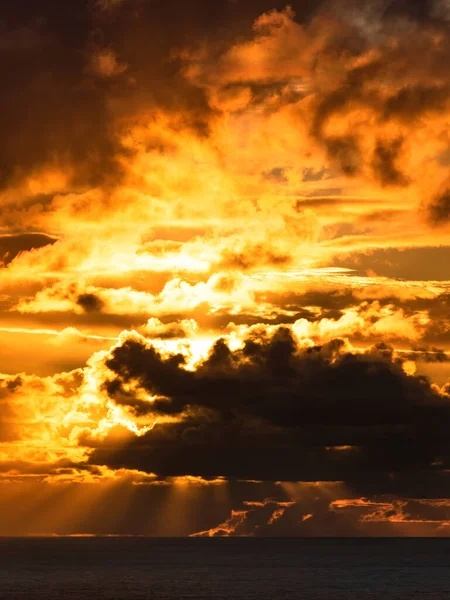 Pohled Tmavé Mraky Osvětlené Jasným Západem Slunce Blednoucí Modrou Oblohou — Stock fotografie