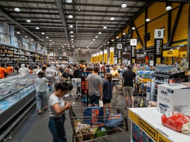 Auckland / Yeni Zelanda - 28 Şubat 2020: Henderson 'daki Pak' n Save süpermarketinden alışveriş yapan insanların görüntüsü