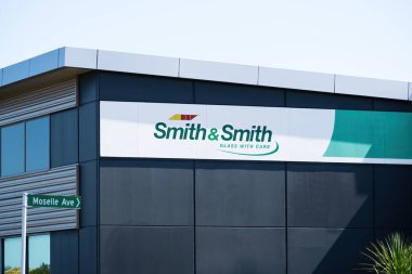 Auckland / Yeni Zelanda - 27 Ocak 2020: Smith ve Smith otocam tamiri ve Henderson 'daki mağazanın yenilenmesi