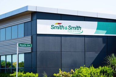 Auckland / Yeni Zelanda - 27 Ocak 2020: Smith ve Smith otocam tamiri ve Henderson 'daki mağazanın yenilenmesi
