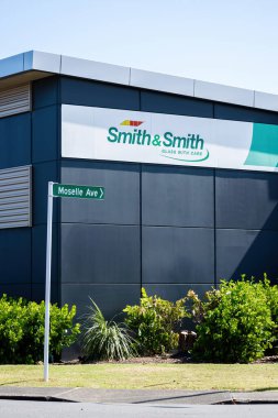 Auckland / Yeni Zelanda - 27 Ocak 2020: Smith ve Smith otocam tamiri ve Henderson 'daki mağazanın yenilenmesi