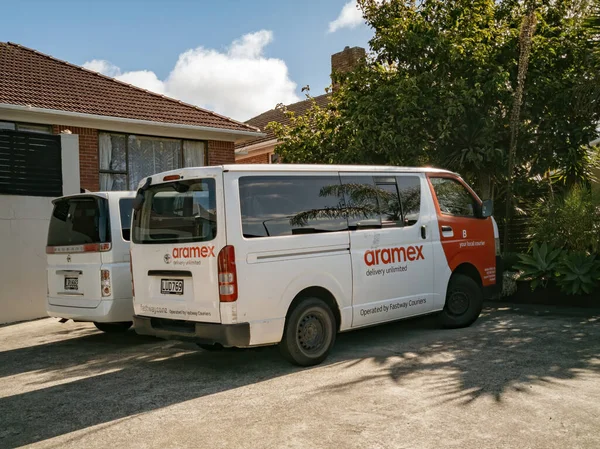 Auckland / Yeni Zelanda - 28 Mart 2020: Aramex kurye minibüsünün garaj yolunda görüntüsü