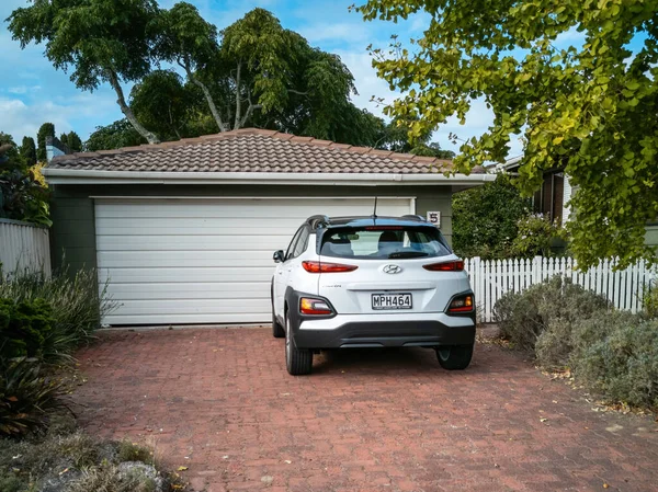 Auckland / Yeni Zelanda - 29 Mart 2020: Banliyö garajının önündeki beyaz Hyundai Kona manzarası