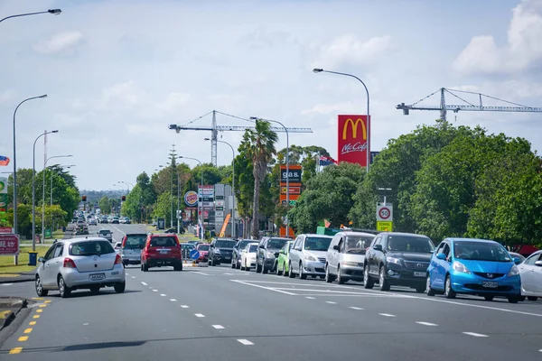 Auckland / Yeni Zelanda - 8 Şubat 2020: Henderson 'daki Lincoln Yolu' nun Perspektif Manzarası