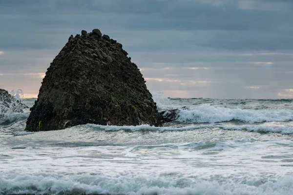 Güney Piha sahilindeki Arı Kovanı Kayası 'nın akşam ışığı manzarası