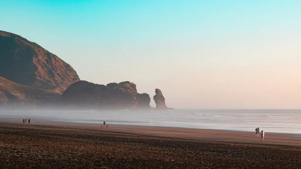 Longue Vue Sur Plage Brumeuse Piha Avec Peu Personnes Soirée — Photo