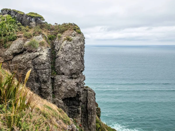 View Farley Point Vertical Cliff Comans Track Kaarekare Cloudy Summer — Stock Photo, Image