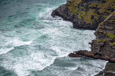 Uzun sörf dalgalarıyla Tasman sahili manzarası