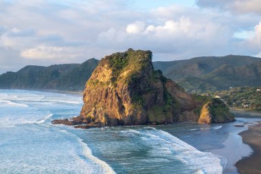 Aslan Kayası ve Piha Sahili 'nin havadan görünüşü