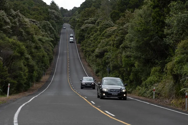 Auckland / Yeni Zelanda - 10 Ocak 2020: Waitakere Ranges Ormanı 'ndan Piha Köyü' ne doğru düz tepe yolunda giden araba görüntüsü