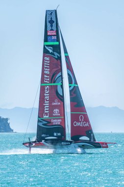 Auckland / Yeni Zelanda - 7 Kasım 2019: Yeni Zelanda Emirlikleri takımının hidrofoil yelkenli yelkenli tatbikatı planlama çalışmaları Rangitoto Adası boyunca devam ediyor