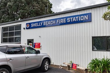 Auckland / Yeni Zelanda - 16 Kasım 2019: Shelly Sahili İtfaiye İstasyonu önünde arabalı görüntüsü