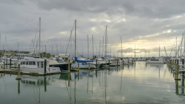 Auckland / Yeni Zelanda - 17 Mart 2019: Half Moon Körfezi yat limanı ve akşam güneşinde tekne manzarası