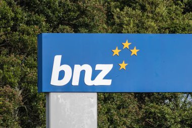 Auckland / Yeni Zelanda - 30 Haziran 2019: Arkaplanda yeşil ağaçlı BNZ banka tabelasının görüntüsü