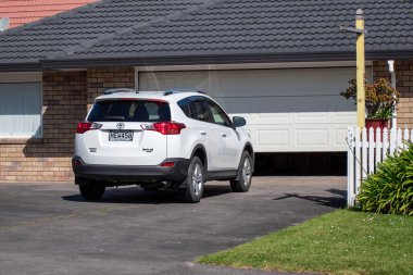 Auckland / Yeni Zelanda - 6 Kasım 2019: Garaj kapısının önündeki beyaz Toyota RAV4 görüntüsü