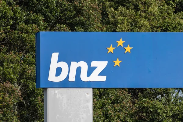 Auckland / Yeni Zelanda - 30 Haziran 2019: Arkaplanda yeşil ağaçlı BNZ banka tabelasının görüntüsü