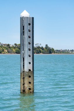Auckland / Yeni Zelanda - 7 Kasım 2019: Sudaki metal iskele direğinin görüntüsü