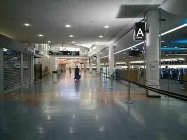 Auckland / Yeni Zelanda - 31 Ekim 2019: Geceleri Auckland Uluslararası Havaalanı 'nda çekilebilir kuyruk engelli boş kayıt alanının görüntüsü