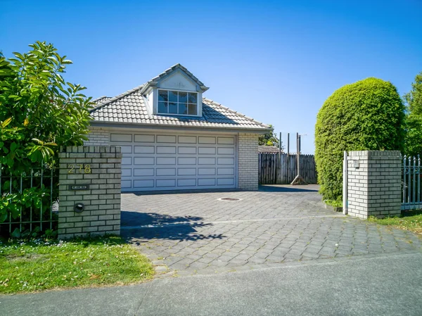 Auckland / Yeni Zelanda - 5 Kasım 2019: Banliyö evine bağlı çatı katı manzarası