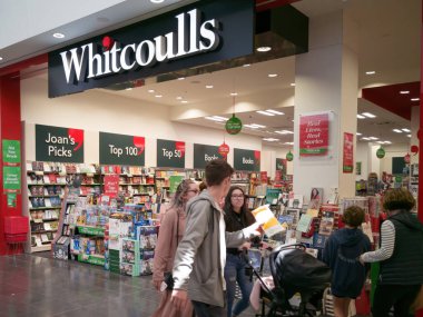 Auckland / Yeni Zelanda - 16 Kasım 2019: Kuzeybatı alışveriş merkezindeki Whitcoulls mağazasının görüntüsü