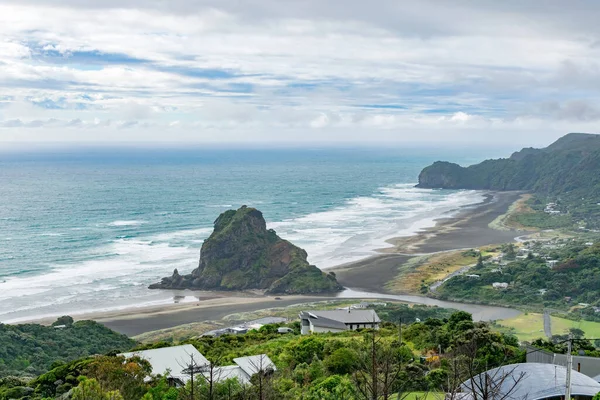 Lion Rock Piha Köyü Ile Piha Sahilinin Geniş Açılı Görüntüsü — Stok fotoğraf